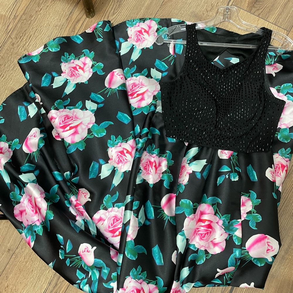 2Cute Two-Piece Floral Prom Dress - Picture 3 of 15